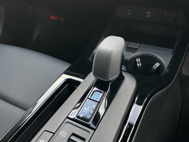 トヨタ プリウス Z 岐阜県 2024(令6)年 6.7万km プラチナホワイトパールマイカ 登録時走行距離66800ｋｍ/純正12.3型ディスプレイオーディオ/フルセグＴＶ/全方位カメラ（アラウンドビューモニター）/バックカメラ/Blue tooth・USB/ビルトインETC2.0/トヨタセーフティセンス/ブラインドスポットモニター/コーナーセンサー前後/レーダークルーズコントロール/レーンキープアシスト/LEDヘッドライト/オートマチックハイビーム/オートライト/横滑り防止装置/ドライブレコーダー/盗難防止装置/SRSエアバッグシステム運転席・助手席+サイド/カーテンエアバッグ/レザーシート/パワーシート運転席/エアシート前席/シートヒーター前席/電動リアゲート/純正フロアマット/ステアリングヒーター/プッシュスタート/スマートキー/スペアキー1本/アイドリングストップ/AC100V電源/ドアバイザー/保証書/記録簿/禁煙車