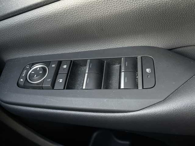 トヨタ プリウス Z 岐阜県 2024(令6)年 6.7万km プラチナホワイトパールマイカ 登録時走行距離66800ｋｍ/純正12.3型ディスプレイオーディオ/フルセグＴＶ/全方位カメラ（アラウンドビューモニター）/バックカメラ/Blue tooth・USB/ビルトインETC2.0/トヨタセーフティセンス/ブラインドスポットモニター/コーナーセンサー前後/レーダークルーズコントロール/レーンキープアシスト/LEDヘッドライト/オートマチックハイビーム/オートライト/横滑り防止装置/ドライブレコーダー/盗難防止装置/SRSエアバッグシステム運転席・助手席+サイド/カーテンエアバッグ/レザーシート/パワーシート運転席/エアシート前席/シートヒーター前席/電動リアゲート/純正フロアマット/ステアリングヒーター/プッシュスタート/スマートキー/スペアキー1本/アイドリングストップ/AC100V電源/ドアバイザー/保証書/記録簿/禁煙車