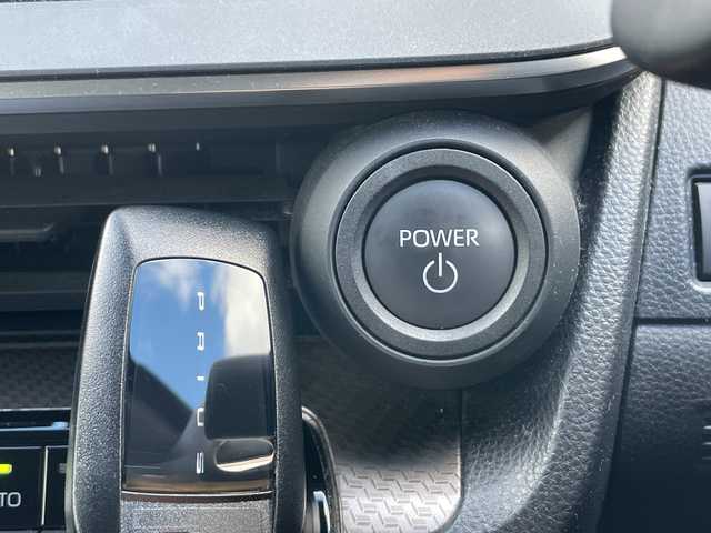 トヨタ プリウス Z 岐阜県 2024(令6)年 6.7万km プラチナホワイトパールマイカ 登録時走行距離66800ｋｍ/純正12.3型ディスプレイオーディオ/フルセグＴＶ/全方位カメラ（アラウンドビューモニター）/バックカメラ/Blue tooth・USB/ビルトインETC2.0/トヨタセーフティセンス/ブラインドスポットモニター/コーナーセンサー前後/レーダークルーズコントロール/レーンキープアシスト/LEDヘッドライト/オートマチックハイビーム/オートライト/横滑り防止装置/ドライブレコーダー/盗難防止装置/SRSエアバッグシステム運転席・助手席+サイド/カーテンエアバッグ/レザーシート/パワーシート運転席/エアシート前席/シートヒーター前席/電動リアゲート/純正フロアマット/ステアリングヒーター/プッシュスタート/スマートキー/スペアキー1本/アイドリングストップ/AC100V電源/ドアバイザー/保証書/記録簿/禁煙車