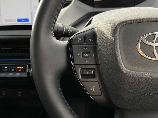 トヨタ プリウス Z 岐阜県 2024(令6)年 6.7万km プラチナホワイトパールマイカ 登録時走行距離66800ｋｍ/純正12.3型ディスプレイオーディオ/フルセグＴＶ/全方位カメラ（アラウンドビューモニター）/バックカメラ/Blue tooth・USB/ビルトインETC2.0/トヨタセーフティセンス/ブラインドスポットモニター/コーナーセンサー前後/レーダークルーズコントロール/レーンキープアシスト/LEDヘッドライト/オートマチックハイビーム/オートライト/横滑り防止装置/ドライブレコーダー/盗難防止装置/SRSエアバッグシステム運転席・助手席+サイド/カーテンエアバッグ/レザーシート/パワーシート運転席/エアシート前席/シートヒーター前席/電動リアゲート/純正フロアマット/ステアリングヒーター/プッシュスタート/スマートキー/スペアキー1本/アイドリングストップ/AC100V電源/ドアバイザー/保証書/記録簿/禁煙車