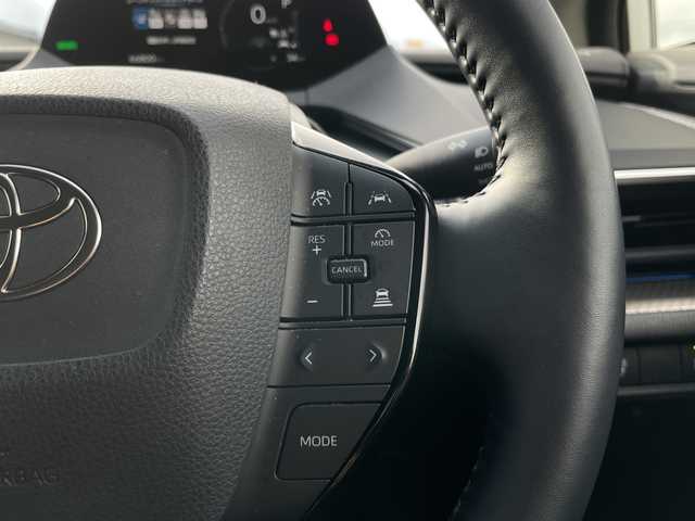 トヨタ プリウス Z 岐阜県 2024(令6)年 6.7万km プラチナホワイトパールマイカ 登録時走行距離66800ｋｍ/純正12.3型ディスプレイオーディオ/フルセグＴＶ/全方位カメラ（アラウンドビューモニター）/バックカメラ/Blue tooth・USB/ビルトインETC2.0/トヨタセーフティセンス/ブラインドスポットモニター/コーナーセンサー前後/レーダークルーズコントロール/レーンキープアシスト/LEDヘッドライト/オートマチックハイビーム/オートライト/横滑り防止装置/ドライブレコーダー/盗難防止装置/SRSエアバッグシステム運転席・助手席+サイド/カーテンエアバッグ/レザーシート/パワーシート運転席/エアシート前席/シートヒーター前席/電動リアゲート/純正フロアマット/ステアリングヒーター/プッシュスタート/スマートキー/スペアキー1本/アイドリングストップ/AC100V電源/ドアバイザー/保証書/記録簿/禁煙車