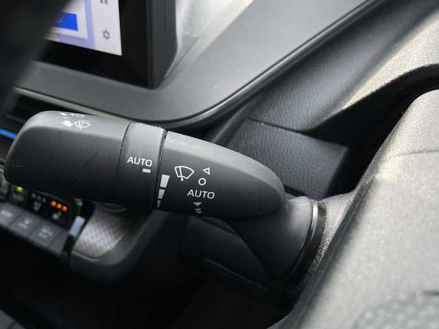 トヨタ プリウス Z 岐阜県 2024(令6)年 6.7万km プラチナホワイトパールマイカ 登録時走行距離66800ｋｍ/純正12.3型ディスプレイオーディオ/フルセグＴＶ/全方位カメラ（アラウンドビューモニター）/バックカメラ/Blue tooth・USB/ビルトインETC2.0/トヨタセーフティセンス/ブラインドスポットモニター/コーナーセンサー前後/レーダークルーズコントロール/レーンキープアシスト/LEDヘッドライト/オートマチックハイビーム/オートライト/横滑り防止装置/ドライブレコーダー/盗難防止装置/SRSエアバッグシステム運転席・助手席+サイド/カーテンエアバッグ/レザーシート/パワーシート運転席/エアシート前席/シートヒーター前席/電動リアゲート/純正フロアマット/ステアリングヒーター/プッシュスタート/スマートキー/スペアキー1本/アイドリングストップ/AC100V電源/ドアバイザー/保証書/記録簿/禁煙車