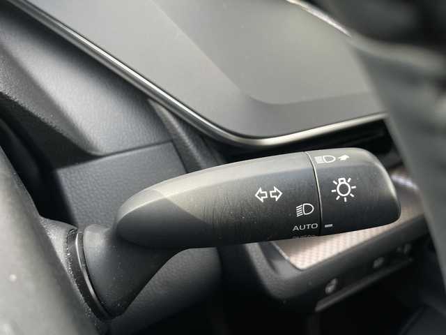 トヨタ プリウス Z 岐阜県 2024(令6)年 6.7万km プラチナホワイトパールマイカ 登録時走行距離66800ｋｍ/純正12.3型ディスプレイオーディオ/フルセグＴＶ/全方位カメラ（アラウンドビューモニター）/バックカメラ/Blue tooth・USB/ビルトインETC2.0/トヨタセーフティセンス/ブラインドスポットモニター/コーナーセンサー前後/レーダークルーズコントロール/レーンキープアシスト/LEDヘッドライト/オートマチックハイビーム/オートライト/横滑り防止装置/ドライブレコーダー/盗難防止装置/SRSエアバッグシステム運転席・助手席+サイド/カーテンエアバッグ/レザーシート/パワーシート運転席/エアシート前席/シートヒーター前席/電動リアゲート/純正フロアマット/ステアリングヒーター/プッシュスタート/スマートキー/スペアキー1本/アイドリングストップ/AC100V電源/ドアバイザー/保証書/記録簿/禁煙車