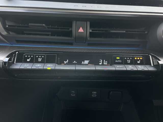 トヨタ プリウス Z 岐阜県 2024(令6)年 6.7万km プラチナホワイトパールマイカ 登録時走行距離66800ｋｍ/純正12.3型ディスプレイオーディオ/フルセグＴＶ/全方位カメラ（アラウンドビューモニター）/バックカメラ/Blue tooth・USB/ビルトインETC2.0/トヨタセーフティセンス/ブラインドスポットモニター/コーナーセンサー前後/レーダークルーズコントロール/レーンキープアシスト/LEDヘッドライト/オートマチックハイビーム/オートライト/横滑り防止装置/ドライブレコーダー/盗難防止装置/SRSエアバッグシステム運転席・助手席+サイド/カーテンエアバッグ/レザーシート/パワーシート運転席/エアシート前席/シートヒーター前席/電動リアゲート/純正フロアマット/ステアリングヒーター/プッシュスタート/スマートキー/スペアキー1本/アイドリングストップ/AC100V電源/ドアバイザー/保証書/記録簿/禁煙車