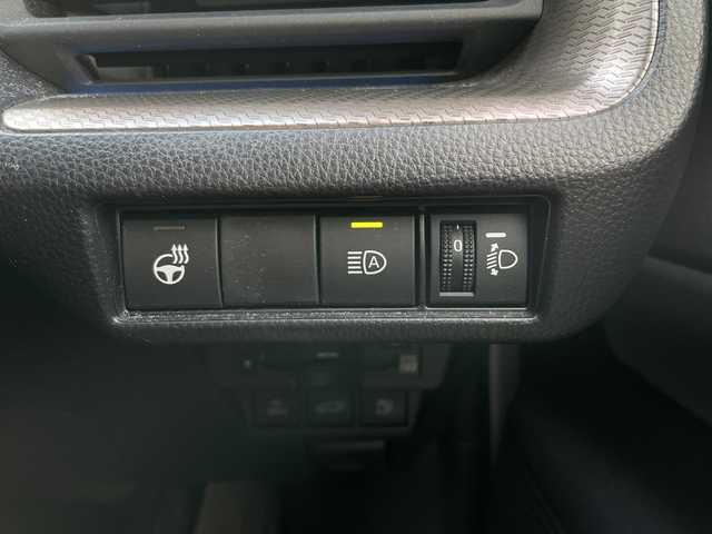 トヨタ プリウス Z 岐阜県 2024(令6)年 6.7万km プラチナホワイトパールマイカ 登録時走行距離66800ｋｍ/純正12.3型ディスプレイオーディオ/フルセグＴＶ/全方位カメラ（アラウンドビューモニター）/バックカメラ/Blue tooth・USB/ビルトインETC2.0/トヨタセーフティセンス/ブラインドスポットモニター/コーナーセンサー前後/レーダークルーズコントロール/レーンキープアシスト/LEDヘッドライト/オートマチックハイビーム/オートライト/横滑り防止装置/ドライブレコーダー/盗難防止装置/SRSエアバッグシステム運転席・助手席+サイド/カーテンエアバッグ/レザーシート/パワーシート運転席/エアシート前席/シートヒーター前席/電動リアゲート/純正フロアマット/ステアリングヒーター/プッシュスタート/スマートキー/スペアキー1本/アイドリングストップ/AC100V電源/ドアバイザー/保証書/記録簿/禁煙車