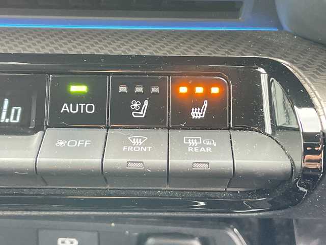 トヨタ プリウス Z 岐阜県 2024(令6)年 6.7万km プラチナホワイトパールマイカ 登録時走行距離66800ｋｍ/純正12.3型ディスプレイオーディオ/フルセグＴＶ/全方位カメラ（アラウンドビューモニター）/バックカメラ/Blue tooth・USB/ビルトインETC2.0/トヨタセーフティセンス/ブラインドスポットモニター/コーナーセンサー前後/レーダークルーズコントロール/レーンキープアシスト/LEDヘッドライト/オートマチックハイビーム/オートライト/横滑り防止装置/ドライブレコーダー/盗難防止装置/SRSエアバッグシステム運転席・助手席+サイド/カーテンエアバッグ/レザーシート/パワーシート運転席/エアシート前席/シートヒーター前席/電動リアゲート/純正フロアマット/ステアリングヒーター/プッシュスタート/スマートキー/スペアキー1本/アイドリングストップ/AC100V電源/ドアバイザー/保証書/記録簿/禁煙車