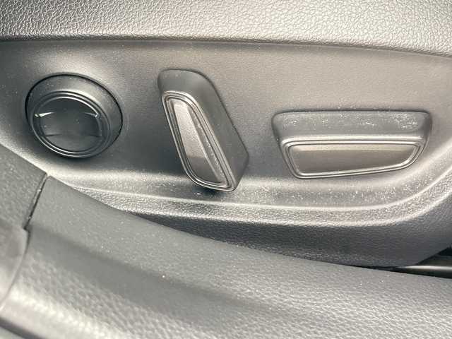 トヨタ プリウス Z 岐阜県 2024(令6)年 6.7万km プラチナホワイトパールマイカ 登録時走行距離66800ｋｍ/純正12.3型ディスプレイオーディオ/フルセグＴＶ/全方位カメラ（アラウンドビューモニター）/バックカメラ/Blue tooth・USB/ビルトインETC2.0/トヨタセーフティセンス/ブラインドスポットモニター/コーナーセンサー前後/レーダークルーズコントロール/レーンキープアシスト/LEDヘッドライト/オートマチックハイビーム/オートライト/横滑り防止装置/ドライブレコーダー/盗難防止装置/SRSエアバッグシステム運転席・助手席+サイド/カーテンエアバッグ/レザーシート/パワーシート運転席/エアシート前席/シートヒーター前席/電動リアゲート/純正フロアマット/ステアリングヒーター/プッシュスタート/スマートキー/スペアキー1本/アイドリングストップ/AC100V電源/ドアバイザー/保証書/記録簿/禁煙車