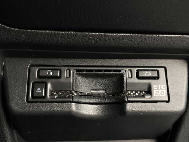 トヨタ プリウス Z 岐阜県 2024(令6)年 6.7万km プラチナホワイトパールマイカ 登録時走行距離66800ｋｍ/純正12.3型ディスプレイオーディオ/フルセグＴＶ/全方位カメラ（アラウンドビューモニター）/バックカメラ/Blue tooth・USB/ビルトインETC2.0/トヨタセーフティセンス/ブラインドスポットモニター/コーナーセンサー前後/レーダークルーズコントロール/レーンキープアシスト/LEDヘッドライト/オートマチックハイビーム/オートライト/横滑り防止装置/ドライブレコーダー/盗難防止装置/SRSエアバッグシステム運転席・助手席+サイド/カーテンエアバッグ/レザーシート/パワーシート運転席/エアシート前席/シートヒーター前席/電動リアゲート/純正フロアマット/ステアリングヒーター/プッシュスタート/スマートキー/スペアキー1本/アイドリングストップ/AC100V電源/ドアバイザー/保証書/記録簿/禁煙車