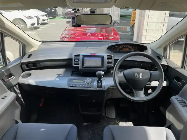 ホンダ フリード G ジャストセレクション 東京都 2010(平22)年 3万km プレミアムホワイトパール ワンオーナー/純正SDナビ/・ワンセグTV/・Bluetooth接続/助手席側パワースライドドア/オートエアコン/ETC/三列目シート/ウォークスルー/純正フロアマット/HIDヘッドランプ/スペアキー/エアバッグ/横滑り防止/ABS/保証書・取説