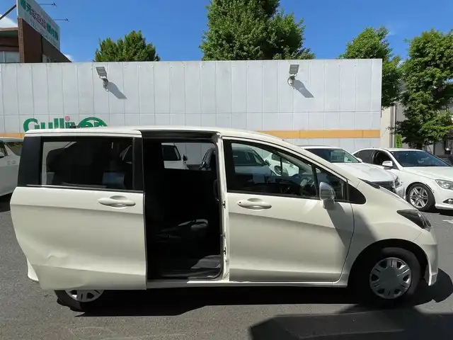 ホンダ フリード G ジャストセレクション 東京都 2010(平22)年 3万km プレミアムホワイトパール ワンオーナー/純正SDナビ/・ワンセグTV/・Bluetooth接続/助手席側パワースライドドア/オートエアコン/ETC/三列目シート/ウォークスルー/純正フロアマット/HIDヘッドランプ/スペアキー/エアバッグ/横滑り防止/ABS/保証書・取説