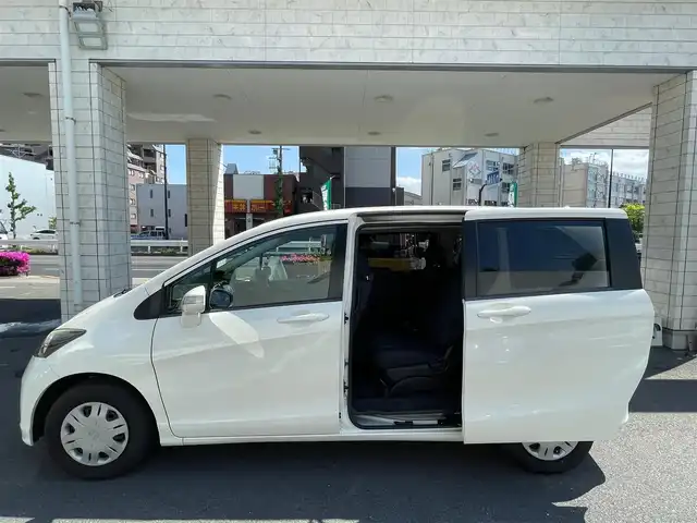 ホンダ フリード G ジャストセレクション 東京都 2010(平22)年 3万km プレミアムホワイトパール ワンオーナー/純正SDナビ/・ワンセグTV/・Bluetooth接続/助手席側パワースライドドア/オートエアコン/ETC/三列目シート/ウォークスルー/純正フロアマット/HIDヘッドランプ/スペアキー/エアバッグ/横滑り防止/ABS/保証書・取説