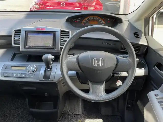 ホンダ フリード G ジャストセレクション 東京都 2010(平22)年 3万km プレミアムホワイトパール ワンオーナー/純正SDナビ/・ワンセグTV/・Bluetooth接続/助手席側パワースライドドア/オートエアコン/ETC/三列目シート/ウォークスルー/純正フロアマット/HIDヘッドランプ/スペアキー/エアバッグ/横滑り防止/ABS/保証書・取説