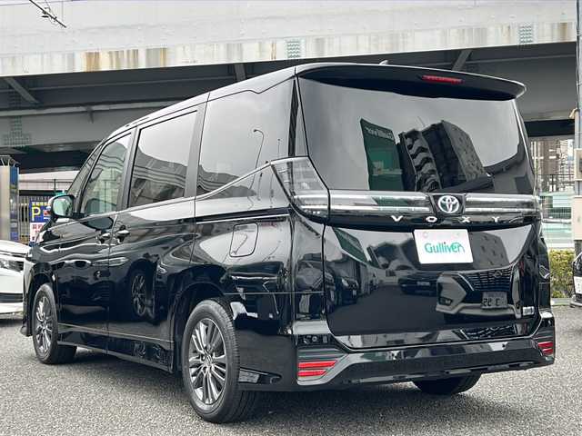 トヨタ ヴォクシー ハイブリッド S－G 東京都 2023(令5)年 1.1万km アティチュードブラックマイカ ワンオーナー/フルセグテレビ/バックカメラ/クルーズコントロール/プッシュスタート/両側パワースライドドア/ETC/USB/Bluetooth/ウォークスルー/3列シート/コーナーセンサー