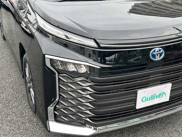 トヨタ ヴォクシー ハイブリッド S－G 東京都 2023(令5)年 1.1万km アティチュードブラックマイカ ワンオーナー/フルセグテレビ/バックカメラ/クルーズコントロール/プッシュスタート/両側パワースライドドア/ETC/USB/Bluetooth/ウォークスルー/3列シート/コーナーセンサー