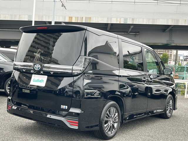 トヨタ ヴォクシー ハイブリッド S－G 東京都 2023(令5)年 1.1万km アティチュードブラックマイカ ワンオーナー/フルセグテレビ/バックカメラ/クルーズコントロール/プッシュスタート/両側パワースライドドア/ETC/USB/Bluetooth/ウォークスルー/3列シート/コーナーセンサー