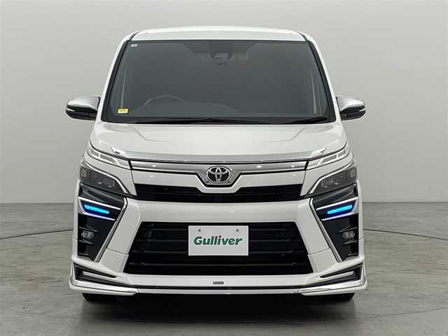 トヨタ ヴォクシー ZS 煌Ⅱ 福岡県 2020(令2)年 6.5万km ホワイトパールクリスタルシャイン モデリスタエアロ　/フリップダウンモニター　/純正１０型ナビ　/バックカメラ　/ビルトインＥＴＣ　/３６０°ドラレコ　/クルーズコントロール　/コーナーセンサー/衝突被害軽減ブレーキ　/レーンキープ　/ＰＫＳＢ　/ＭＴモード付き　/両側電動スライドドア