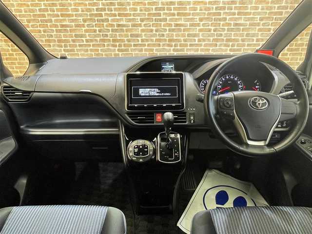 トヨタ ヴォクシー ZS 煌Ⅱ 岩手県 2017(平29)年 5.7万km ホワイトパールクリスタルシャイン ４WD/ワンオーナー/ロールサンシェード/両側パワースライドドア/衝突被害軽減システム/横滑り防止装置/アイドリングストップ/ETC2.0/フルセグTV/バックカメラ/レーンアシスト/純正LEDヘッドライト/純正アルミホイール16インチ/オートライト/オートマチックハイビーム/３列シート/ウォークスルー/電動格納ドアミラー/ドアバイザー