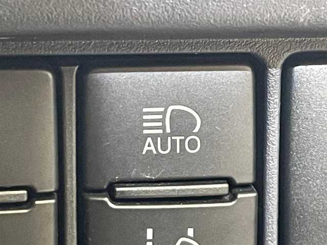 トヨタ ヴォクシー ZS 煌Ⅱ 岩手県 2017(平29)年 5.7万km ホワイトパールクリスタルシャイン ４WD/ワンオーナー/ロールサンシェード/両側パワースライドドア/衝突被害軽減システム/横滑り防止装置/アイドリングストップ/ETC2.0/フルセグTV/バックカメラ/レーンアシスト/純正LEDヘッドライト/純正アルミホイール16インチ/オートライト/オートマチックハイビーム/３列シート/ウォークスルー/電動格納ドアミラー/ドアバイザー