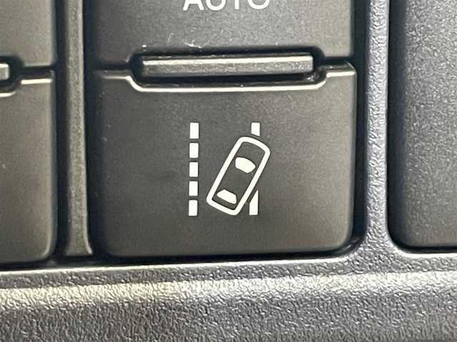 トヨタ ヴォクシー ZS 煌Ⅱ 岩手県 2017(平29)年 5.7万km ホワイトパールクリスタルシャイン ４WD/ワンオーナー/ロールサンシェード/両側パワースライドドア/衝突被害軽減システム/横滑り防止装置/アイドリングストップ/ETC2.0/フルセグTV/バックカメラ/レーンアシスト/純正LEDヘッドライト/純正アルミホイール16インチ/オートライト/オートマチックハイビーム/３列シート/ウォークスルー/電動格納ドアミラー/ドアバイザー