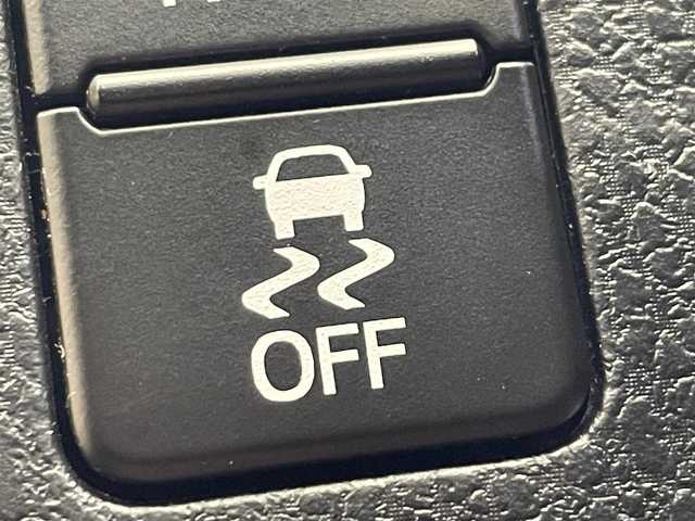 トヨタ ヴォクシー ZS 煌Ⅱ 岩手県 2017(平29)年 5.7万km ホワイトパールクリスタルシャイン ４WD/ワンオーナー/ロールサンシェード/両側パワースライドドア/衝突被害軽減システム/横滑り防止装置/アイドリングストップ/ETC2.0/フルセグTV/バックカメラ/レーンアシスト/純正LEDヘッドライト/純正アルミホイール16インチ/オートライト/オートマチックハイビーム/３列シート/ウォークスルー/電動格納ドアミラー/ドアバイザー