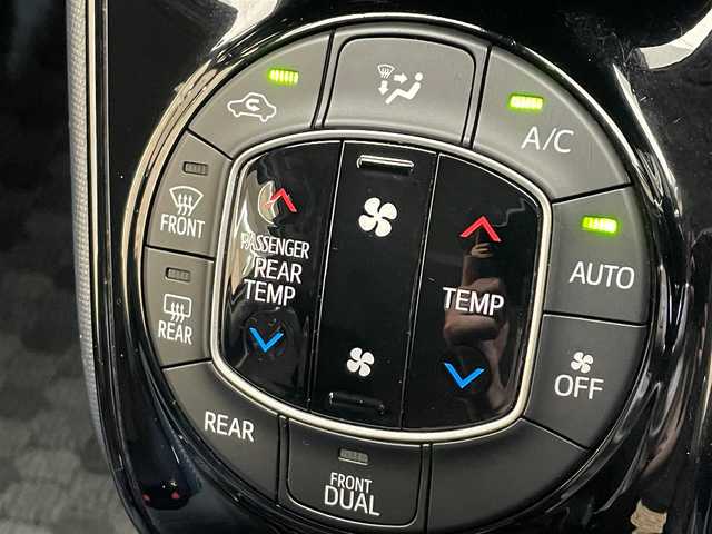 トヨタ ヴォクシー ZS 煌Ⅱ 岩手県 2017(平29)年 5.7万km ホワイトパールクリスタルシャイン ４WD/ワンオーナー/ロールサンシェード/両側パワースライドドア/衝突被害軽減システム/横滑り防止装置/アイドリングストップ/ETC2.0/フルセグTV/バックカメラ/レーンアシスト/純正LEDヘッドライト/純正アルミホイール16インチ/オートライト/オートマチックハイビーム/３列シート/ウォークスルー/電動格納ドアミラー/ドアバイザー