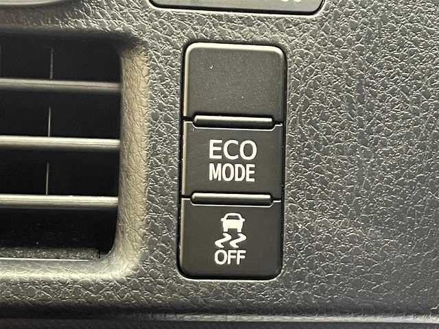 トヨタ ヴォクシー ZS 煌Ⅱ 岩手県 2017(平29)年 5.7万km ホワイトパールクリスタルシャイン ４WD/ワンオーナー/ロールサンシェード/両側パワースライドドア/衝突被害軽減システム/横滑り防止装置/アイドリングストップ/ETC2.0/フルセグTV/バックカメラ/レーンアシスト/純正LEDヘッドライト/純正アルミホイール16インチ/オートライト/オートマチックハイビーム/３列シート/ウォークスルー/電動格納ドアミラー/ドアバイザー