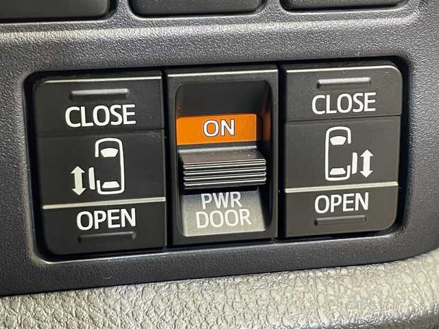 トヨタ ヴォクシー ZS 煌Ⅱ 岩手県 2017(平29)年 5.7万km ホワイトパールクリスタルシャイン ４WD/ワンオーナー/ロールサンシェード/両側パワースライドドア/衝突被害軽減システム/横滑り防止装置/アイドリングストップ/ETC2.0/フルセグTV/バックカメラ/レーンアシスト/純正LEDヘッドライト/純正アルミホイール16インチ/オートライト/オートマチックハイビーム/３列シート/ウォークスルー/電動格納ドアミラー/ドアバイザー