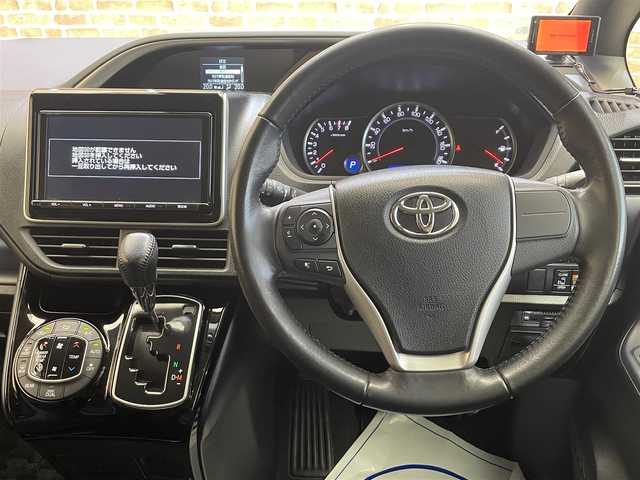 トヨタ ヴォクシー ZS 煌Ⅱ 岩手県 2017(平29)年 5.7万km ホワイトパールクリスタルシャイン ４WD/ワンオーナー/ロールサンシェード/両側パワースライドドア/衝突被害軽減システム/横滑り防止装置/アイドリングストップ/ETC2.0/フルセグTV/バックカメラ/レーンアシスト/純正LEDヘッドライト/純正アルミホイール16インチ/オートライト/オートマチックハイビーム/３列シート/ウォークスルー/電動格納ドアミラー/ドアバイザー