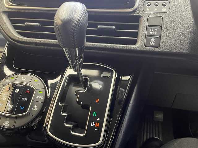 トヨタ ヴォクシー ZS 煌Ⅱ 岩手県 2017(平29)年 5.7万km ホワイトパールクリスタルシャイン ４WD/ワンオーナー/ロールサンシェード/両側パワースライドドア/衝突被害軽減システム/横滑り防止装置/アイドリングストップ/ETC2.0/フルセグTV/バックカメラ/レーンアシスト/純正LEDヘッドライト/純正アルミホイール16インチ/オートライト/オートマチックハイビーム/３列シート/ウォークスルー/電動格納ドアミラー/ドアバイザー