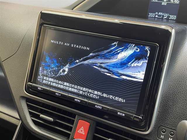 トヨタ ヴォクシー ZS 煌Ⅱ 岩手県 2017(平29)年 5.7万km ホワイトパールクリスタルシャイン ４WD/ワンオーナー/ロールサンシェード/両側パワースライドドア/衝突被害軽減システム/横滑り防止装置/アイドリングストップ/ETC2.0/フルセグTV/バックカメラ/レーンアシスト/純正LEDヘッドライト/純正アルミホイール16インチ/オートライト/オートマチックハイビーム/３列シート/ウォークスルー/電動格納ドアミラー/ドアバイザー