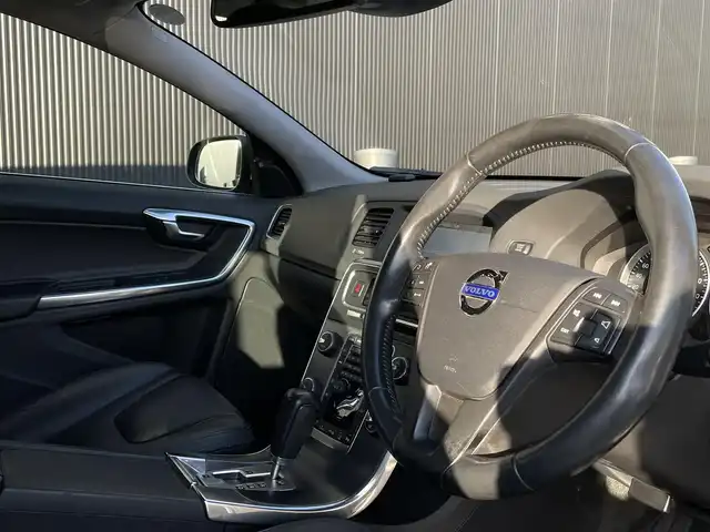 ボルボ Ｖ６０ ドライブe 長野県 2011(平23)年 3.6万km コスミックホワイトメタリック 　ワンオーナー/　ＡＣＣ/　ＢＬＩＳ/　レーンキープアシスト/　インテリセーフ　/　黒革シート/　D/Nパワーシート（メモリ機能付き）/　D/Nシートヒーター/　プッシュスタート/　ＨＩＤヘッドライト/　純正HDDナビ/　フルセグＴＶ/　bluetooth/USB/iPod/AM/FM/AUX/TV/　バックカメラ/　ＥＴＣ/　パークセンサー/　保証書・取説・スペアキー/　純正夏タイヤホイールセットあり