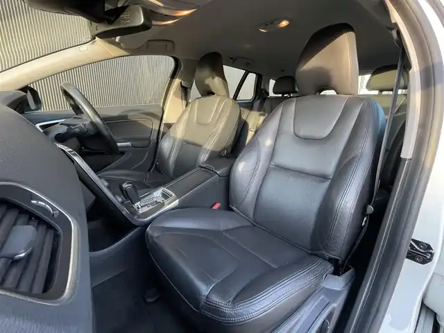 ボルボ Ｖ６０ ドライブe 長野県 2011(平23)年 3.6万km コスミックホワイトメタリック 　ワンオーナー/　ＡＣＣ/　ＢＬＩＳ/　レーンキープアシスト/　インテリセーフ　/　黒革シート/　D/Nパワーシート（メモリ機能付き）/　D/Nシートヒーター/　プッシュスタート/　ＨＩＤヘッドライト/　純正HDDナビ/　フルセグＴＶ/　bluetooth/USB/iPod/AM/FM/AUX/TV/　バックカメラ/　ＥＴＣ/　パークセンサー/　保証書・取説・スペアキー/　純正夏タイヤホイールセットあり