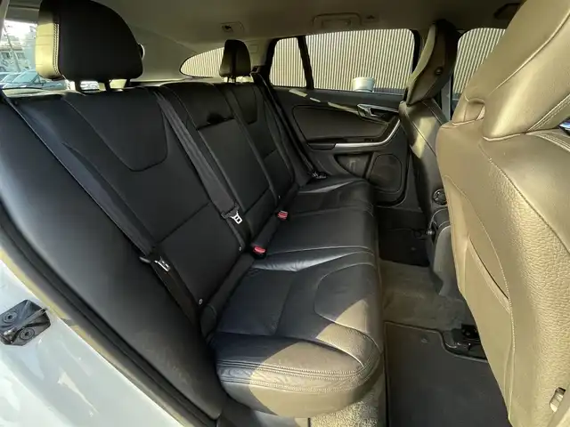 ボルボ Ｖ６０ ドライブe 長野県 2011(平23)年 3.6万km コスミックホワイトメタリック 　ワンオーナー/　ＡＣＣ/　ＢＬＩＳ/　レーンキープアシスト/　インテリセーフ　/　黒革シート/　D/Nパワーシート（メモリ機能付き）/　D/Nシートヒーター/　プッシュスタート/　ＨＩＤヘッドライト/　純正HDDナビ/　フルセグＴＶ/　bluetooth/USB/iPod/AM/FM/AUX/TV/　バックカメラ/　ＥＴＣ/　パークセンサー/　保証書・取説・スペアキー/　純正夏タイヤホイールセットあり