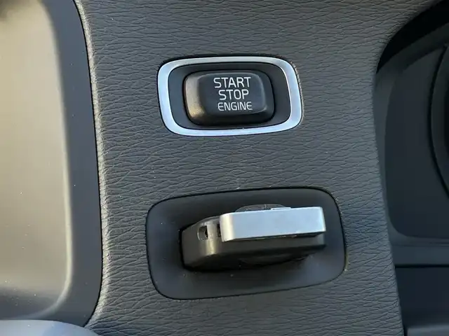 ボルボ Ｖ６０ ドライブe 長野県 2011(平23)年 3.6万km コスミックホワイトメタリック 　ワンオーナー/　ＡＣＣ/　ＢＬＩＳ/　レーンキープアシスト/　インテリセーフ　/　黒革シート/　D/Nパワーシート（メモリ機能付き）/　D/Nシートヒーター/　プッシュスタート/　ＨＩＤヘッドライト/　純正HDDナビ/　フルセグＴＶ/　bluetooth/USB/iPod/AM/FM/AUX/TV/　バックカメラ/　ＥＴＣ/　パークセンサー/　保証書・取説・スペアキー/　純正夏タイヤホイールセットあり