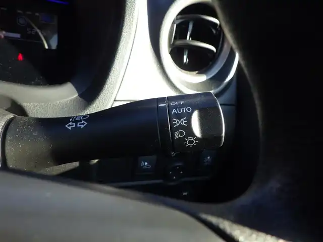 日産 ノート e－パワー X 千葉県 2019(平31)年 5.3万km スーパーブラック エマージェンシーブレーキ/インテリジェントルームミラー/純正メモリーナビ/地デジTV/【DVD/CD再生機能　Bluetooth接続】/アラウンドビューモニター/ドライブレコーダー/ETC/LEDヘッドライト/ウインカーミラー/コーナーセンサー/純正15インチアルミホイル/インテリジェントキー