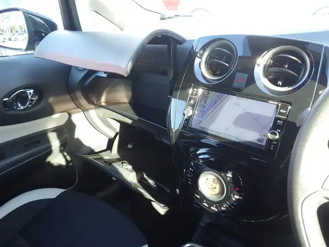 日産 ノート e－パワー X 千葉県 2019(平31)年 5.3万km スーパーブラック エマージェンシーブレーキ/インテリジェントルームミラー/純正メモリーナビ/地デジTV/【DVD/CD再生機能　Bluetooth接続】/アラウンドビューモニター/ドライブレコーダー/ETC/LEDヘッドライト/ウインカーミラー/コーナーセンサー/純正15インチアルミホイル/インテリジェントキー