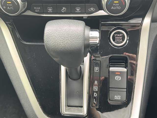 日産 セレナ ハイウェイスターVセレクションⅡ 京都府 2017(平29)年 4.1万km ダイヤモンドブラック 純正ナビ/・BT Audio/フルセグTV/CD/DVD/AM/FM/プロパイロット/アラウンドビューモニター/バックカメラ/両側パワースライドドア/プリクラッシュセーフティ/標識検知/車線逸脱防止装置/横滑り防止装置/パーキングアシスト/アイドリングストップ/ビルトインETC/ステアリングスイッチ/ドライブレコーダー/オートライト/オートリトラクタブルミラー/コーナーセンサー/プッシュスタート/純正フロアマット/ドアバイザー