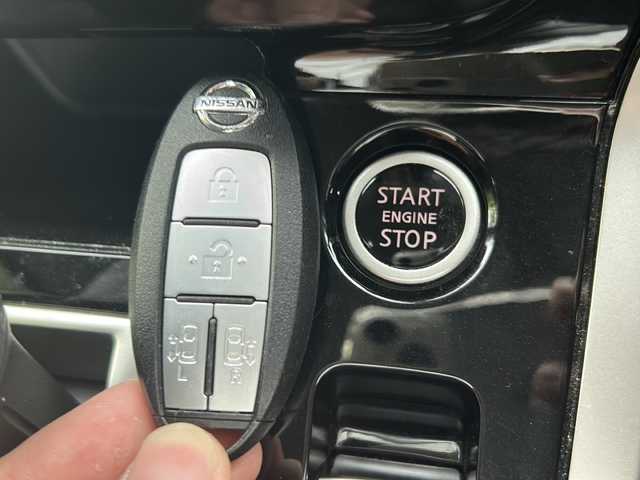 日産 セレナ ハイウェイスターVセレクションⅡ 京都府 2017(平29)年 4.1万km ダイヤモンドブラック 純正ナビ/・BT Audio/フルセグTV/CD/DVD/AM/FM/プロパイロット/アラウンドビューモニター/バックカメラ/両側パワースライドドア/プリクラッシュセーフティ/標識検知/車線逸脱防止装置/横滑り防止装置/パーキングアシスト/アイドリングストップ/ビルトインETC/ステアリングスイッチ/ドライブレコーダー/オートライト/オートリトラクタブルミラー/コーナーセンサー/プッシュスタート/純正フロアマット/ドアバイザー