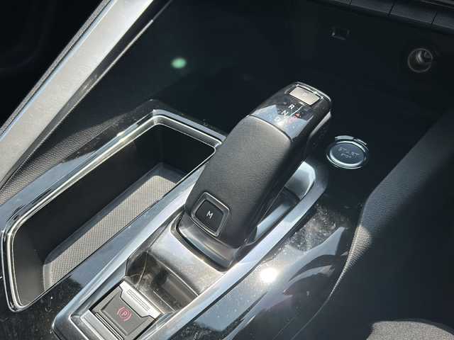 プジョー ３００８ GTライン 福島県 2018(平30)年 4.1万km 白 ハーフレザーシート/純正メモリナビ/（ＵＳＢ）/バック・サイドカメラ/クルーズコントロール/レーンキーピングアシスト/パーキングアシスタンス/ブラインドスポットモニター/トラクションコントロール/ＥＴＣ/純正１８inアルミホイール/オートライト/ＬＥＤライト/インテリジェントハイビーム/フォグランプ/ウィンカーミラー/電動格納ミラー/スマートキー/プッシュスタート/Ｗ＋サイドエアバッグ/ＡＢＳ/フロアマット/新車保証書/取扱説明書