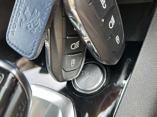 プジョー ３００８ GTライン 福島県 2018(平30)年 4.1万km 白 ハーフレザーシート/純正メモリナビ/（ＵＳＢ）/バック・サイドカメラ/クルーズコントロール/レーンキーピングアシスト/パーキングアシスタンス/ブラインドスポットモニター/トラクションコントロール/ＥＴＣ/純正１８inアルミホイール/オートライト/ＬＥＤライト/インテリジェントハイビーム/フォグランプ/ウィンカーミラー/電動格納ミラー/スマートキー/プッシュスタート/Ｗ＋サイドエアバッグ/ＡＢＳ/フロアマット/新車保証書/取扱説明書