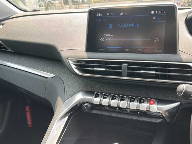 プジョー ３００８ GTライン 福島県 2018(平30)年 4.1万km 白 ハーフレザーシート/純正メモリナビ/（ＵＳＢ）/バック・サイドカメラ/クルーズコントロール/レーンキーピングアシスト/パーキングアシスタンス/ブラインドスポットモニター/トラクションコントロール/ＥＴＣ/純正１８inアルミホイール/オートライト/ＬＥＤライト/インテリジェントハイビーム/フォグランプ/ウィンカーミラー/電動格納ミラー/スマートキー/プッシュスタート/Ｗ＋サイドエアバッグ/ＡＢＳ/フロアマット/新車保証書/取扱説明書