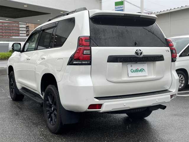 トヨタ ランドクルーザー プラド TX Lパッケージ マットブラED 福岡県 2022(令4)年 3万km ホワイトパールクリスタルシャイン 純正ディーラーナビ/（Bluetooth対応/フルセグ/AM/FM）/サンルーフ/前席シートヒーター/前席パワーシート/クルーズコントロール/アラウンドビューモニター/ブラインドスポットモニター/ETC/プッシュスタート/3列シート/3列目パワーシート/クリアランスソナー/純正フロアマット/純正アルミホイール/ルーフレール/ドアバイザー/禁煙車/保証書/取扱説明書