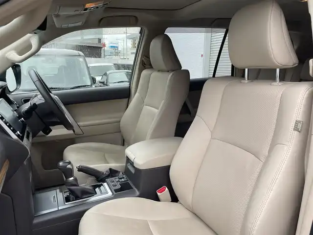 トヨタ ランドクルーザー プラド TX Lパッケージ マットブラED 福岡県 2022(令4)年 3万km ホワイトパールクリスタルシャイン 純正ディーラーナビ/（Bluetooth対応/フルセグ/AM/FM）/サンルーフ/前席シートヒーター/前席パワーシート/クルーズコントロール/アラウンドビューモニター/ブラインドスポットモニター/ETC/プッシュスタート/3列シート/3列目パワーシート/クリアランスソナー/純正フロアマット/純正アルミホイール/ルーフレール/ドアバイザー/禁煙車/保証書/取扱説明書