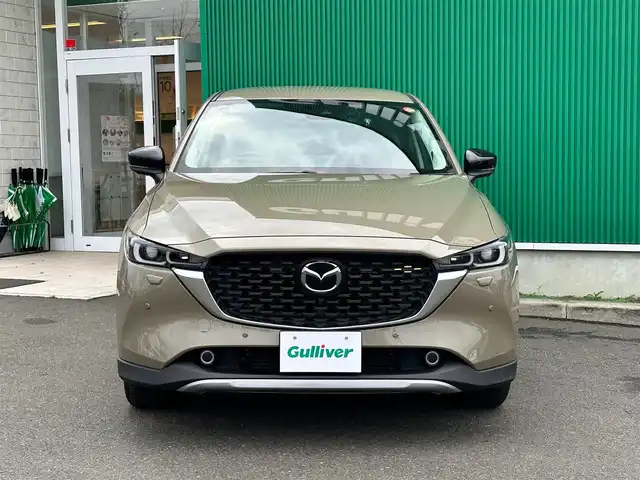 マツダ ＣＸ－５ XD フィールドジャーニー 宮城県 2022(令4)年 1.3万km ジルコンサンドメタリック BOSEサウンドシステム/ハンズフリーパワーバックドア/クルージングトラフィックサポート/ワイヤレス充電/10.25インチセンターディスプレイ/地デジTVチューナー/＝＝＝/オフロードトラクションアシスト/インテリジェントドライブセレクト（オフロード）/アドバンストスマートシティブレーキサポート/後退時スマートシティブレーキサポート/誤発進抑制制御/スマートブレーキサポート/レーダークルーズコントロール/ブラインドスポットモニタリング/車線逸脱警報システム/レーンキープアシストシステム/パーキングセンサー/ドライバーアテンションアラート/ヘッドアップディスプレイ/360度ビューモニター/ハーフレザーシート/運転席メモリー機能付パワーシート/シートヒーター/ステアリングヒーター/革巻きステアリング/パドルシフト/アダプティブLEDヘッドランプ/フォグランプ/オートライト/電動パーキングブレーキ/ブレーキホールド/ルーフレール/純正17インチAW/フロアマット/ドアバイザー