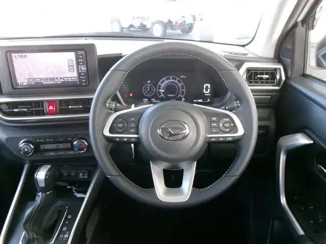 ダイハツ ロッキー プレミアム 群馬県 2021(令3)年 2.3万km シャイニングホワイトパール ワンオーナー/スマートアシスト/ブラインドスポットモニター/純正メモリーナビ・フルセグTV・BT/　・DVD(NMZK-W71D)/パノラマモニター/TVキット/純正ナビ連動前後ドライブレコーダー/　(DRN-H70N)/ハーフレザーシート/前席シートヒーター/スマートキー×2＆プッシュスタート/純正17インチアルミホイール/スペアタイヤ/LEDヘッドライト/保証書＆取説