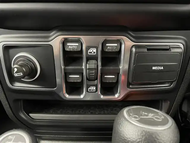 クライスラー・ジープ ジープ ラングラー アンリミテッド スポーツ 富山県 2019(平31)年 11.7万km ブラック ４WD/純正オーディオ（bluetooth）/バックカメラ/リアコーナーセンサー/ETC/純正前ドラレコ/純正１８インチAW/オートライト/HIDヘッドライト/フォグ/スマートキー/プッシュスタート/クルーズコントロール/ヒルスタートアシスト/純正マット/スペアキー