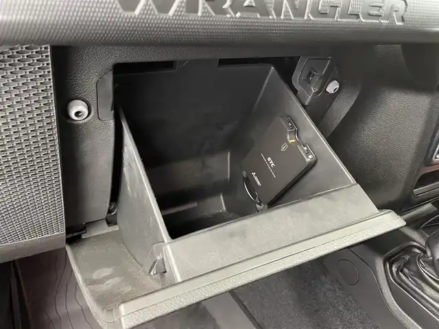 クライスラー・ジープ ジープ ラングラー アンリミテッド スポーツ 富山県 2019(平31)年 11.7万km ブラック ４WD/純正オーディオ（bluetooth）/バックカメラ/リアコーナーセンサー/ETC/純正前ドラレコ/純正１８インチAW/オートライト/HIDヘッドライト/フォグ/スマートキー/プッシュスタート/クルーズコントロール/ヒルスタートアシスト/純正マット/スペアキー