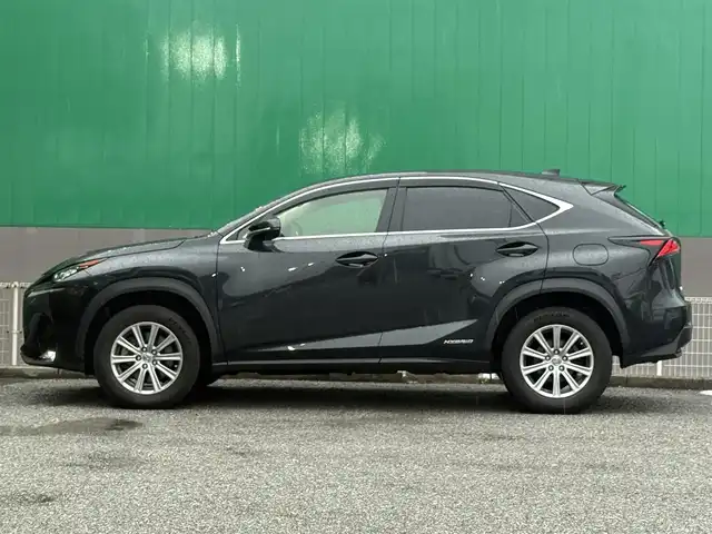 レクサス ＮＸ 300h Iパッケージ 千葉県 2016(平28)年 3.7万km グラファイトブラックガラスフレーク ムーンルーフ/純正ナビ/CD/DVD/B-ray/BT/USB/AUX/フルセグTV/バックカメラ/サイドビューモニター/ETC2.0/クルーズコントロール/パドルシフト/ステアリングヒーター/シートヒーター/黒革シート/メモリ付きパワーシート/LED３眼オートライト/LEDフォグ/純正アルミホイール