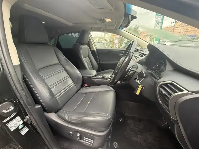 レクサス ＮＸ 300h Iパッケージ 千葉県 2016(平28)年 3.7万km グラファイトブラックガラスフレーク ムーンルーフ/純正ナビ/CD/DVD/B-ray/BT/USB/AUX/フルセグTV/バックカメラ/サイドビューモニター/ETC2.0/クルーズコントロール/パドルシフト/ステアリングヒーター/シートヒーター/黒革シート/メモリ付きパワーシート/LED３眼オートライト/LEDフォグ/純正アルミホイール