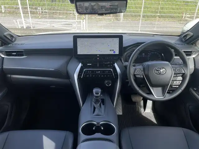 トヨタ ハリアー ハイブリッド Z 福岡県 2024(令6)年 0.3万km プラチナホワイトパールマイカ ワンオーナー/パノラマルーフ/純正12.3インチディスプレイナビ/・（USB/BT/Miracast/フルセグTV)/・JBLサウンドシステム/・全方位モニター/トヨタセーフティセンス/コーナーセンサー/デジタルインナーミラー/HUD/ETC2.0/純正ドライブレコーダー/パワーバックドア/ハーフレザーシート/・パワーシート（D）/プッシュスタート/・スマートキー/電子パーキング/・オートホールド/革巻きステアリング/・チルト＆テレストコピック/・ステアリングリモコン/LEDヘッドライト/・オートライト/・フォグライト/トノカバー/スペアタイヤ/純正フロアマット/ドアバイザー